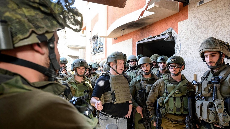 Israels premiärminister Benjamin Netanyahu har för första gången sedan kriget inleddes besökt Gazaremsan och där träffat israeliska styrkor.
