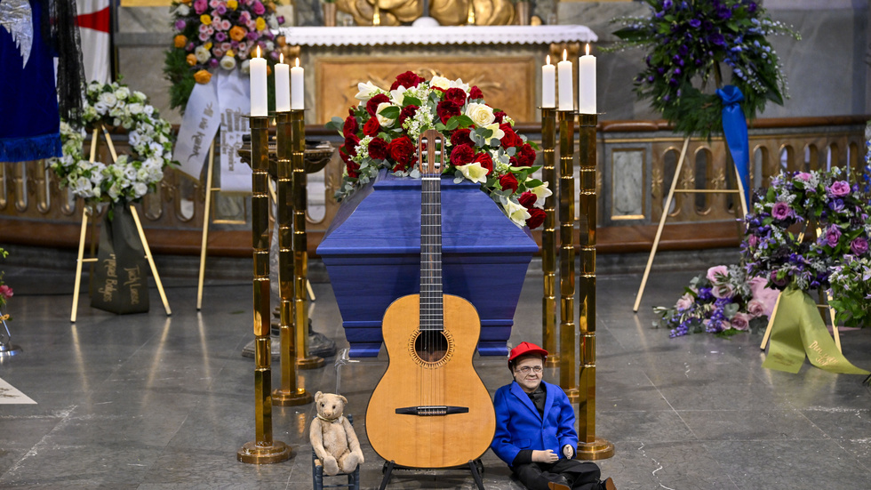 Vid kistan var både Lasse Berghagens gitarr och den omsjungna teddybjörnen placerade.