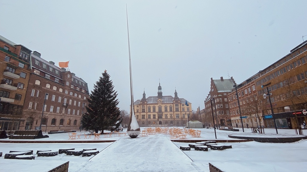 Höj kommunalskatten, skriver signaturen Liljeholm. På bilden Fristadstorget i Eskilstuna med stadshuset i bakgrunden.