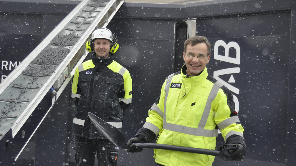 Statsministern Ulf Kristersson (M) tog första spadtaget till SSAB Oxelösunds ljusbågsugn som kommer att kräva mycket el. Insändarskribenten menar att man borde titta på om lokala kärnkraftverk skulle kunna lösa elbehovet. Arkivbild