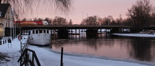 Personer befann sig på isen i Stångån – föll i