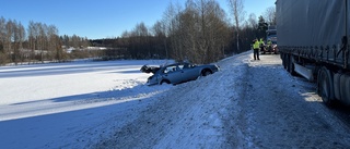 Buss och personbil i kollision – halt på vägarna i Östergötland