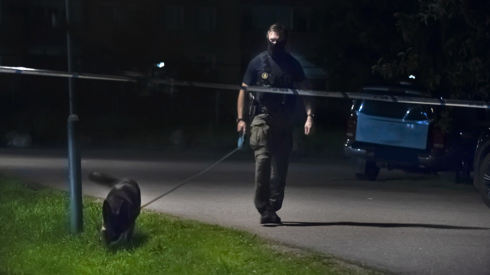 Polisen undersöker platsen efter explosionen i Högbrunn i Nyköping tidigare i höst.