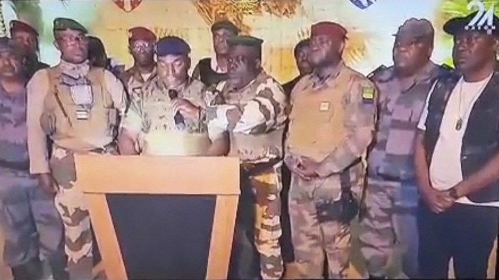 En grupp militärer framträdde i tv på onsdagsmorgonen och meddelade att de tog makten i Gabon. Bilden är en skärmdump från sändningen.