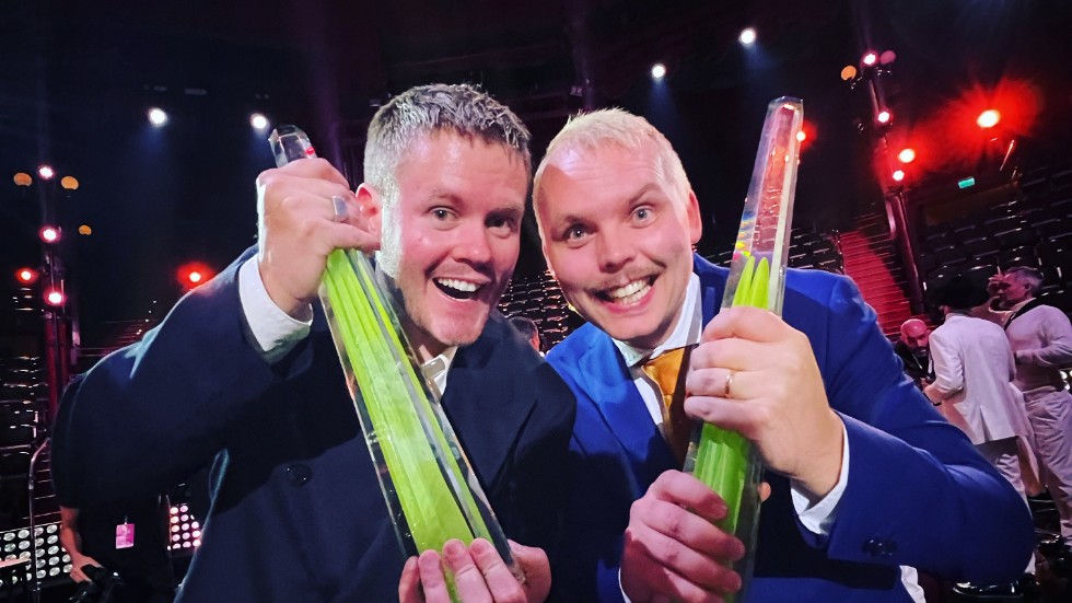 Klas Eriksson och Alfred Svensson på Kristallengalan 2023. Deras serie Leif och Billy tog hem vinsten i kategorin "årets komedi och humor".