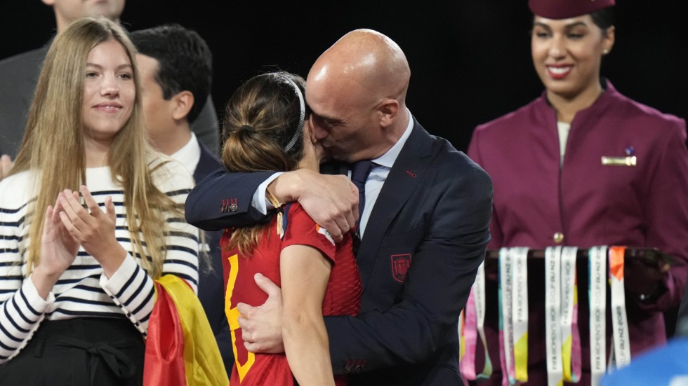 Luis Rubiales var närgången mot fler än Jenni Hermoso efter VM-guldet för en dryg vecka sedan. Här VM-finalspelaren Aitana Bonmati.