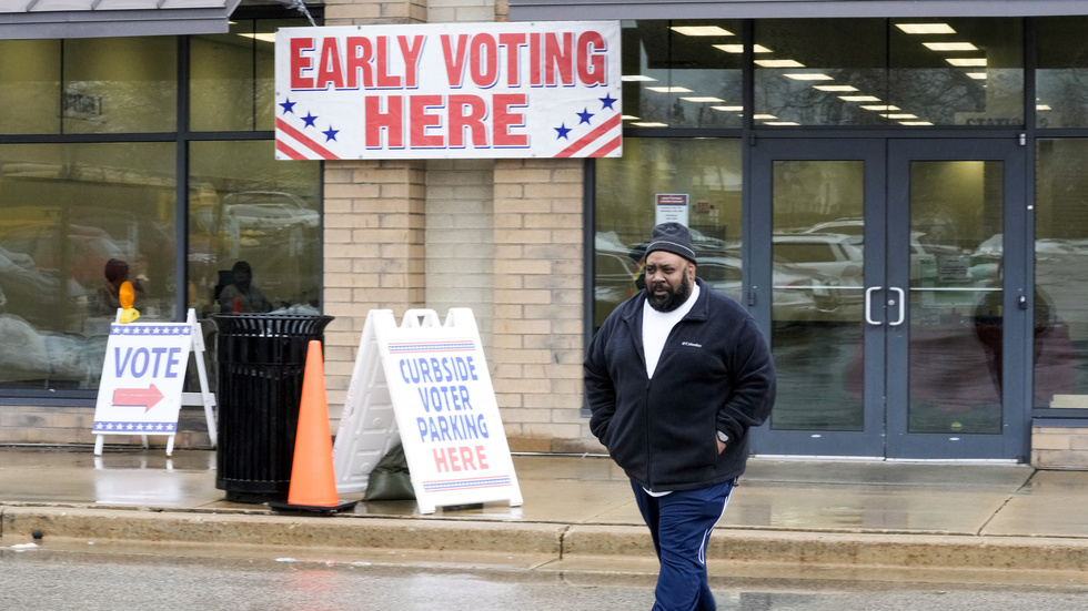 Väljaren Dwayne Morgan, fotograferad efter att har röstat i ett lokalt val i vågmästardelstaten Wisconsin tidigare i år. Arkivbild.
