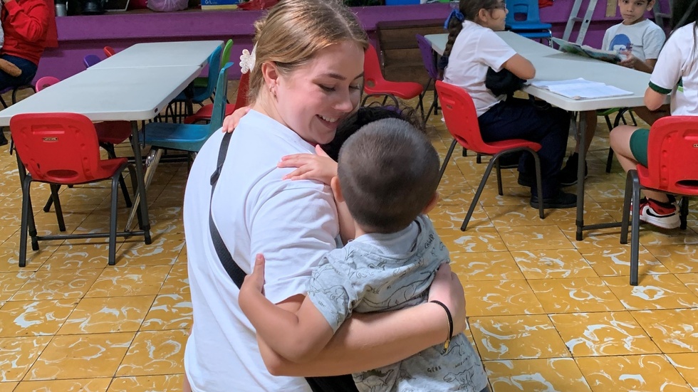 Den första veckan i Costa Rica bestod av spanskalektioner. Sedan började Jenny Lindelöf arbeta som volontär på ett barnhem i huvudstaden San José. 