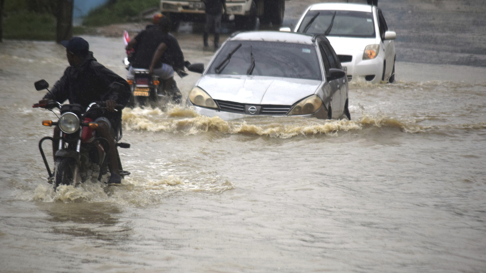 En översvämmad väg i Mombasa i Kenya i slutet av förra veckan.