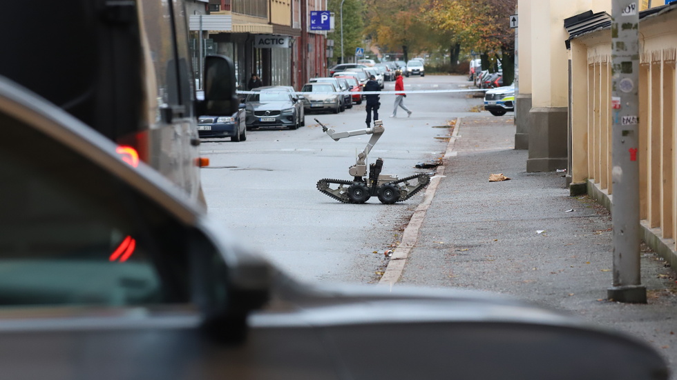 Polisen spärrade av ett stort område i centrala Örebro efter att ett misstänkt föremål hittats.