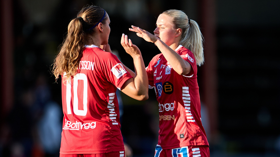 Linköpings Cathinka Tandberg, till höger, gjorde fem mål när IFK Kalmar krossades med 15–1. Arkivbild.