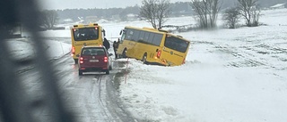 Skolbuss i diket i halkan – elever flyttade till annan buss