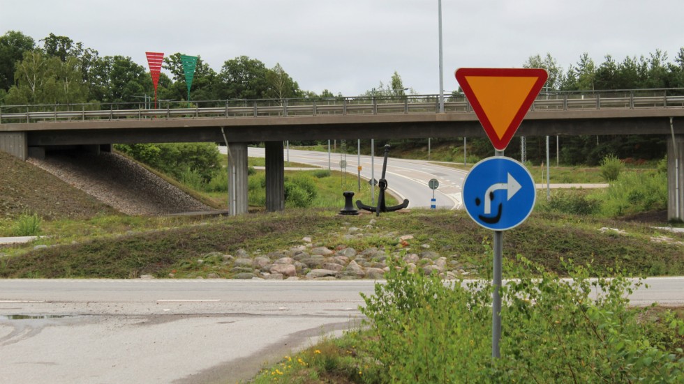 En enda infart till Västervik är inte tillräckligt, menar skribenterna som oroar sig för vad som kan hända om exempelvis någon saboterar infarten vid Hermanstorp.