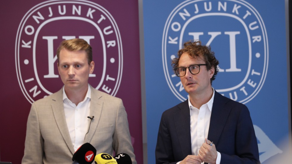 Enhetschef Erik Spector och generaldirektör Albin Kainelainen presenterar Konjunkturinstitutets konjunkturuppdatering.