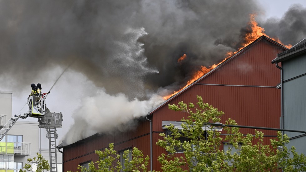 Räddningstjänsten på plats vid ett flerfamiljshus på Munkhättegatan i Malmö och bekämpar en vindsbrand.
