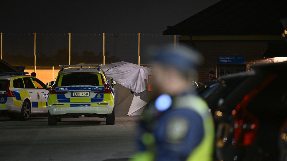 Polis på plats efter att en ung man skjutits till döds vid Mälarhöjdens idrottsplats i Fruängen i södra Stockholm tidigare i veckan.