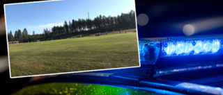 Ungdomar buskörde på fotbollsplan: ”Däckspår i gräset”