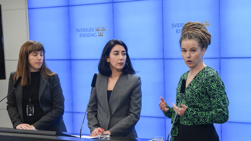 Vasiliki Tsouplaki (V), Lawen Redar (S) och Amanda Lind (MP) håller pressträff om folkbildningen.