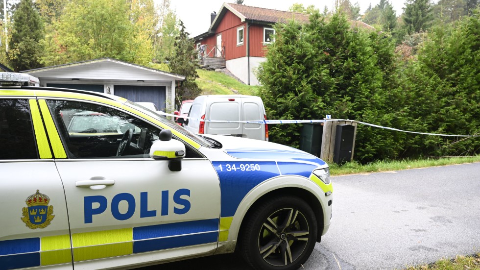 Avspärrningar vid huset i Åkersberga norr om Stockholm där en man i 60-årsåldern hittades skottskadad på tisdagskvällen.