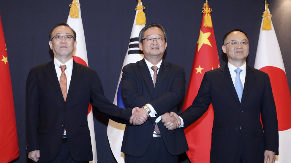Diplomater från Japan, Sydkorea och Kina vid tisdagens möte.