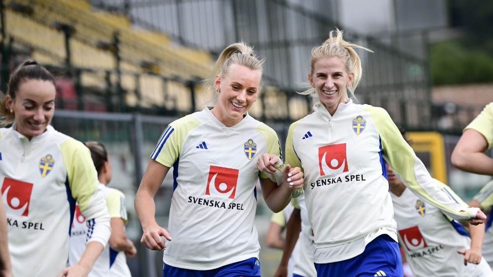 Stina Blackstenius och Sofia Jakobsson under gårdagens träning på Teofilo Patini-stadion i Castel di Sangro, inför dagens Nations League-möte med Italien.
