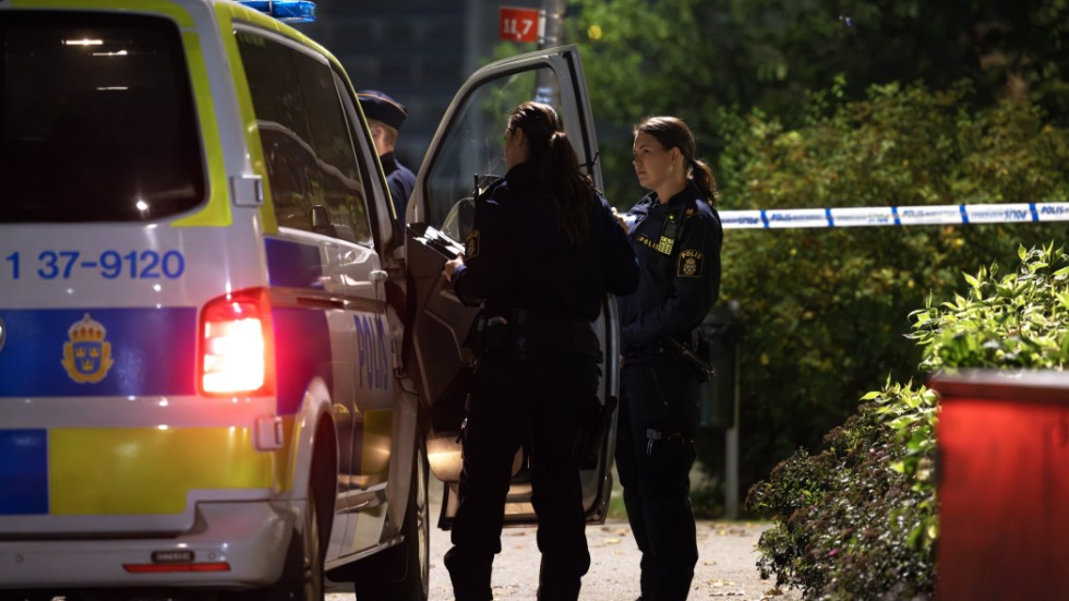 En man sköts till döds och en annan person skadades i Jordbro söder om Stockholm natten mot torsdag.