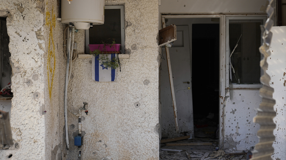 Ett förstört hus på den israeliska kibbutzen Kfar Azza, ett av många ställen där Hamas gick till attack och tog gisslan. Arkivbild.