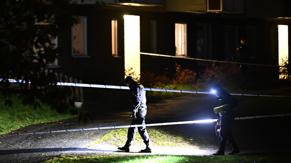 Polisen söker efter spår i Gustavsberg där en man skjutits.