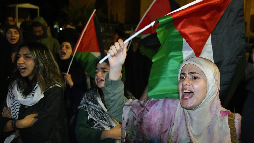 Demonstranter i Beirut på tisdagskvällen.
