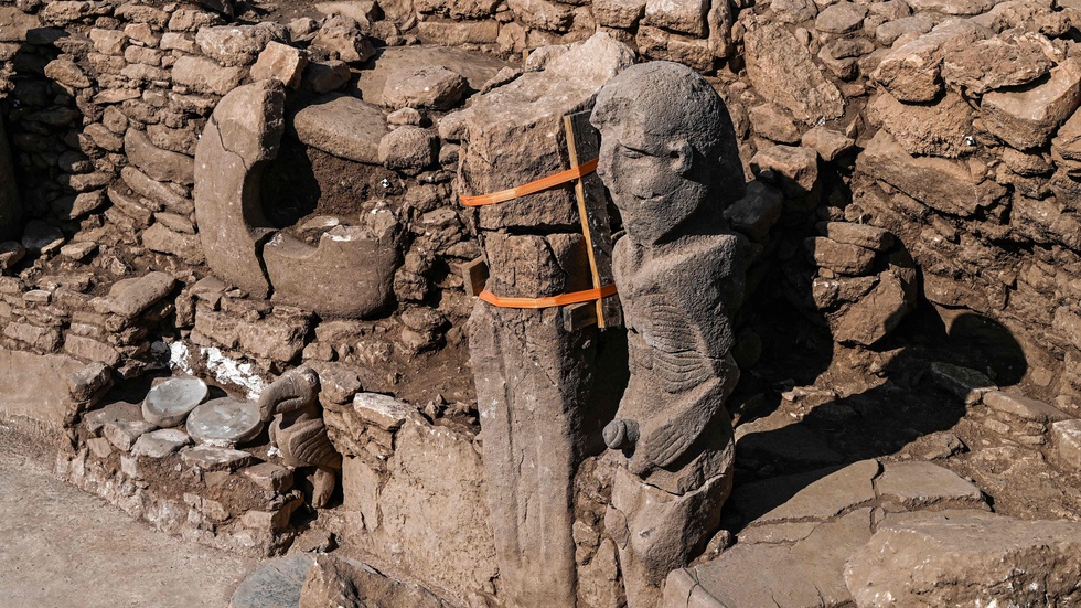 På stenåldern högg någon eller några ut denna mansfigur, hållandes i sin penis. Området där statyn hittades, i sydöstra Turkiet, tros ha varit en bosättning för tusentals människor.