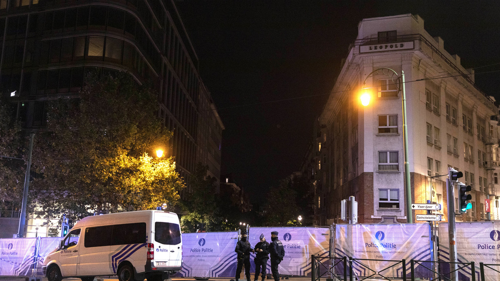 Polis vid avspärrningen runt platsen i Bryssel där två svenskar sköts till döds i ett misstänkt terrorattentat på måndagskvällen.