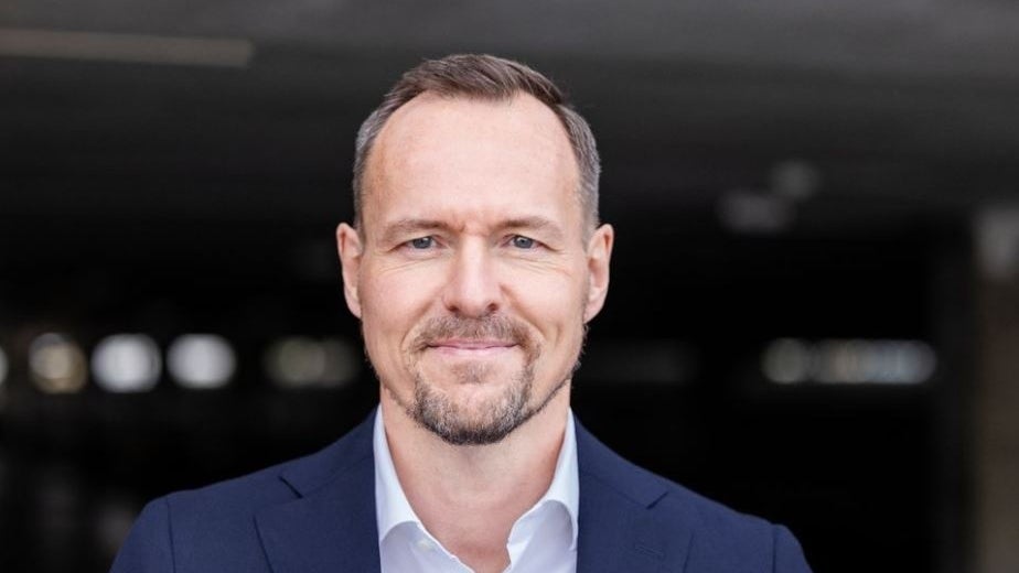 100 meter kö vid elektronikjättens invigning i Linköping