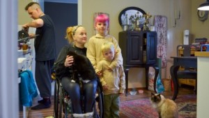 Hannah, 35, om att vara rullstolsburen och mamma: "Man får vara mer närvarande"