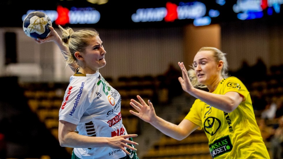 Skurus Felicia Palm Robertsson, till vänster, går på skott i SM-finalen mot Sävehof.