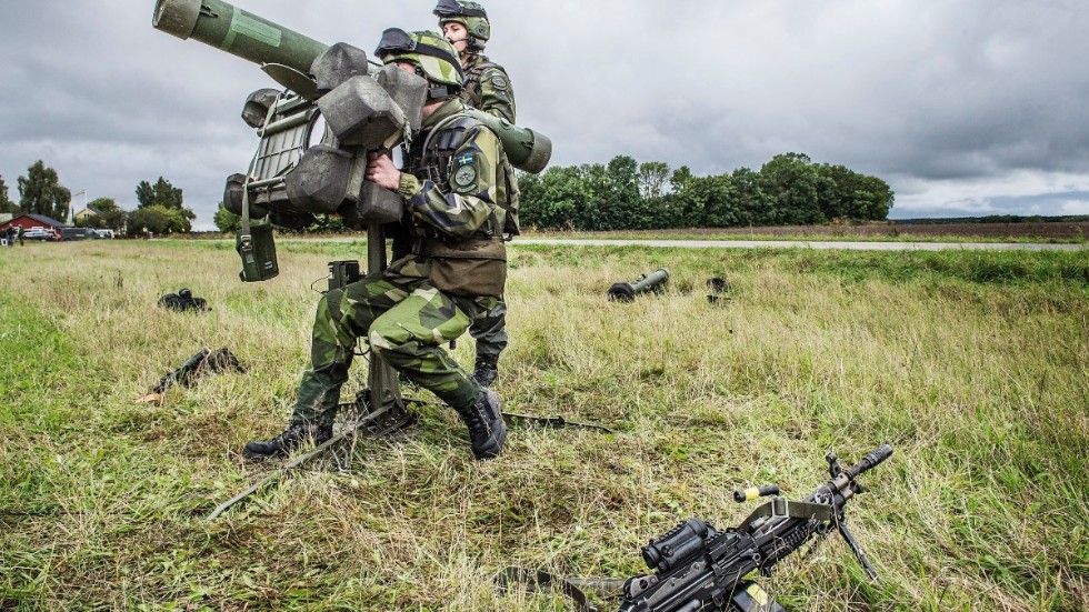 Svenska soldater skjutklara med robotsystem 70 under övningen Aurora 17 på Gotland 2017, där militär från Sverige, USA, Frankrike, Finland och Estland deltog.