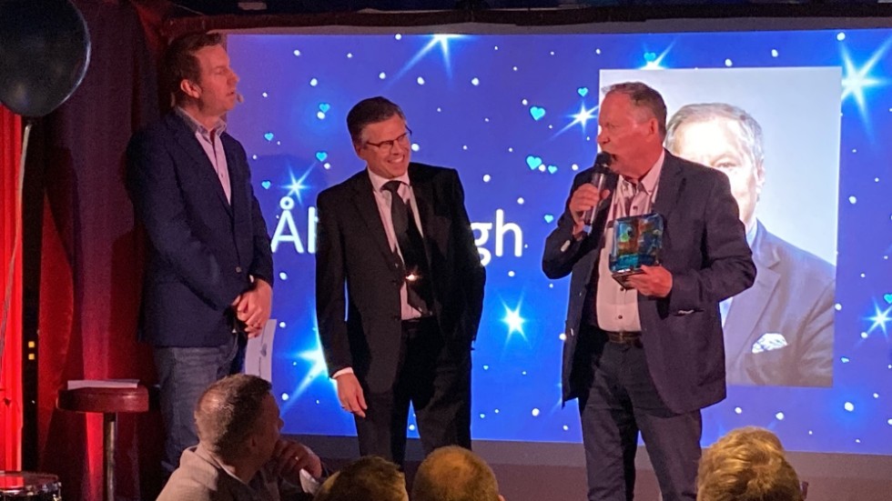 Fredrik Thalin och Lars Rosander överlämnade hederspriset till den minst sagt överraskade Åke Bergh.