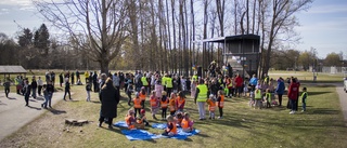 Lärarna dansade fågeldansen på skolans 40-årsfirande: "Man är lite svältfödd på de här gemensamma händelserna"