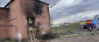 TV: Misstanke om anlagd brand i Hultsfred – upptäcktes av förbipasserande • "Polisen är på plats och dokumenterar"