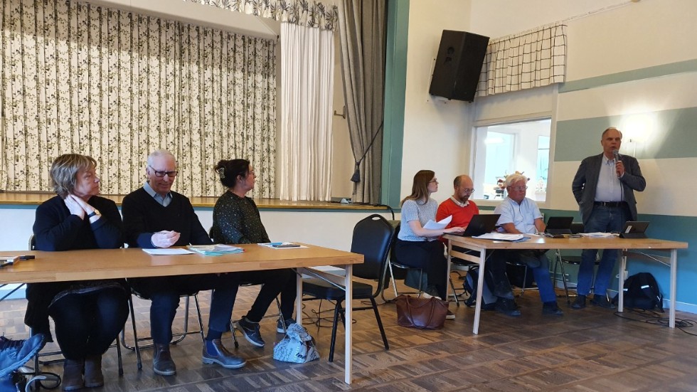 I början av maj möttes medlemmar från Vångabygdens utvecklingsgrupp (vid det vänstra bordet) och tjänstemän och politiker från Region Östergötland för att på ett allmänt möte dikkutera kollektivtrafiken i Vånga.