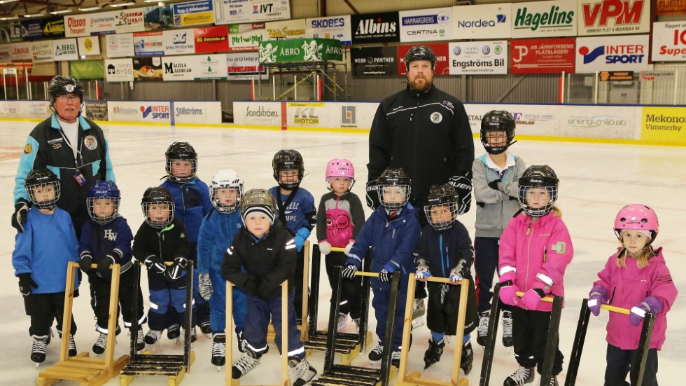 Sten Karlsson har varit engagerad i skridskoskolan sedan 1980-talet.