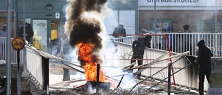 Fler utpekade upploppsledare i Norrköping inför rätta – ska ha angripit brandmän • Följ rättegången