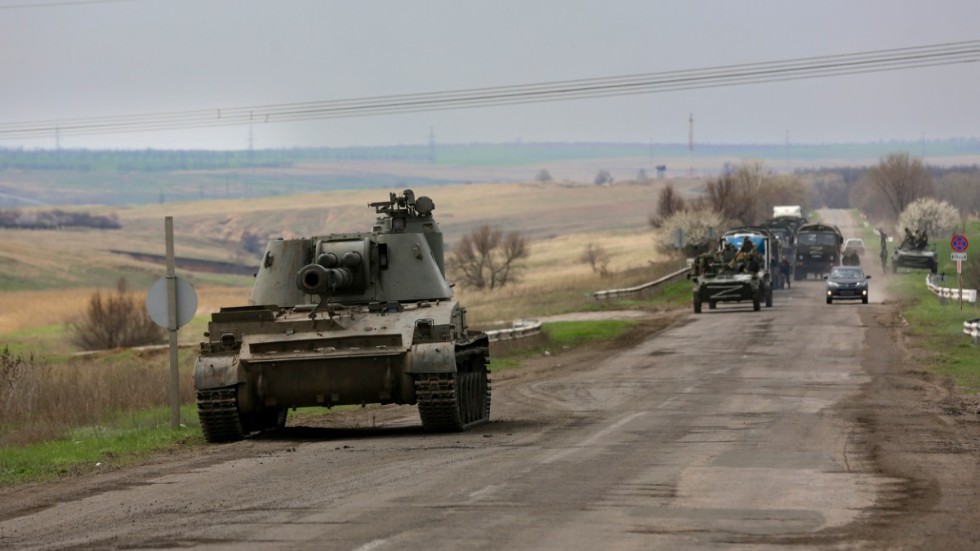 Ryska fordon vid en väg i närheten av Mariupol på måndagen.
