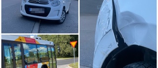 Östgötatrafikens buss körde in i parkerad bil – föraren blev ivrig och lämnade platsen: "Det skulle han inte ha gjort"