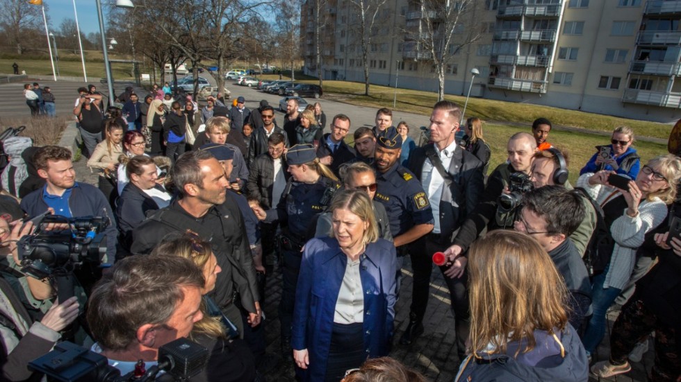 Statsminister Magdalena Andersson vid ett tidigare besök i Navestad efter påskupploppens kravaller. 