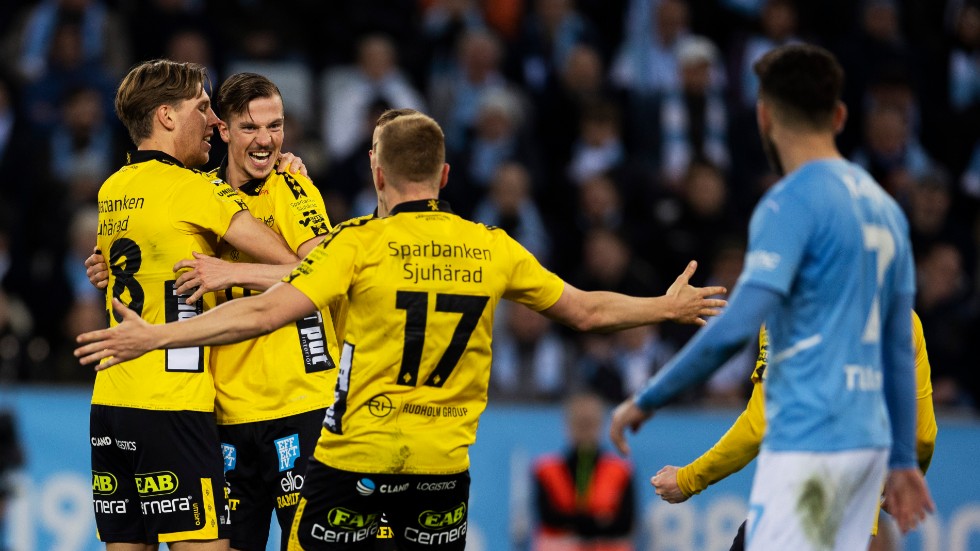 Elfsborgsspelarna jublar efter att Simon Olsson kvitterat till 1–1 borta mot Malmö FF.