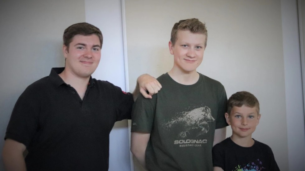 Bröderna Felix Dahlgren, 23, Max Dahlgren, 17, och Alex Dahlgren, 11, testade VR på biblioteket i Kisa.