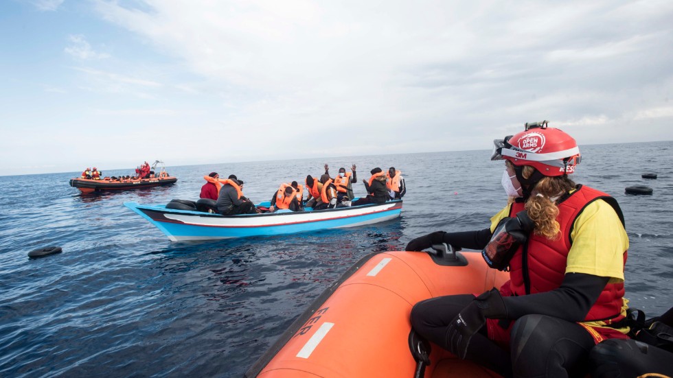 En träbåt med 28 migranter eller flyktingar plockas upp av räddningsarbetare utanför Libyens kust i mars 2022. Arkivbild.