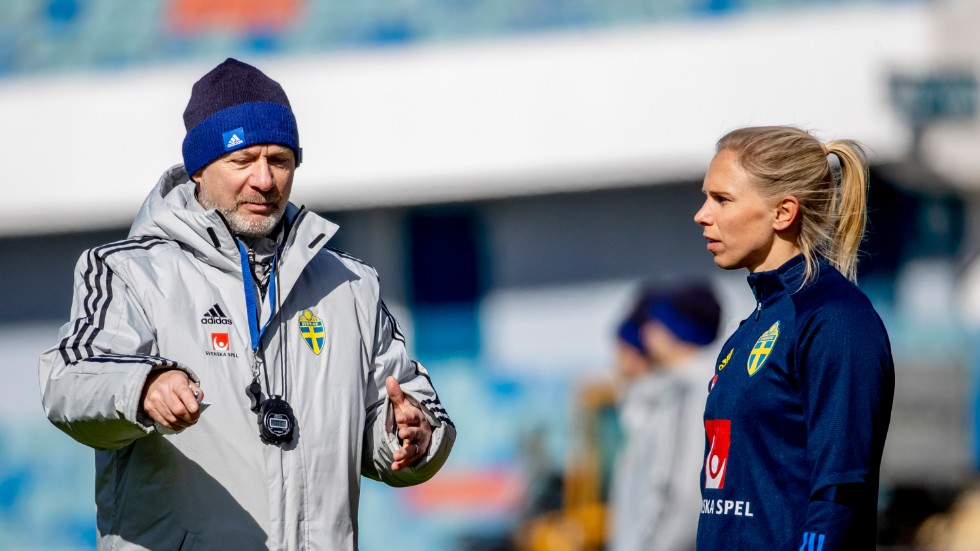 Förbundskapten Peter Gerhardsson och Jonna Andersson under landslagets träning på Ullevi inför VM-kvalet mot Georgien tidigare i år. Arkivbild.