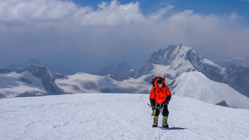 Robin Trygg testar ett nytt sätt att runda köerna på Mount Everest men hans dröm verkar gå i kras när en förödande jordbävning drabbar Himalaya. Pressbild.