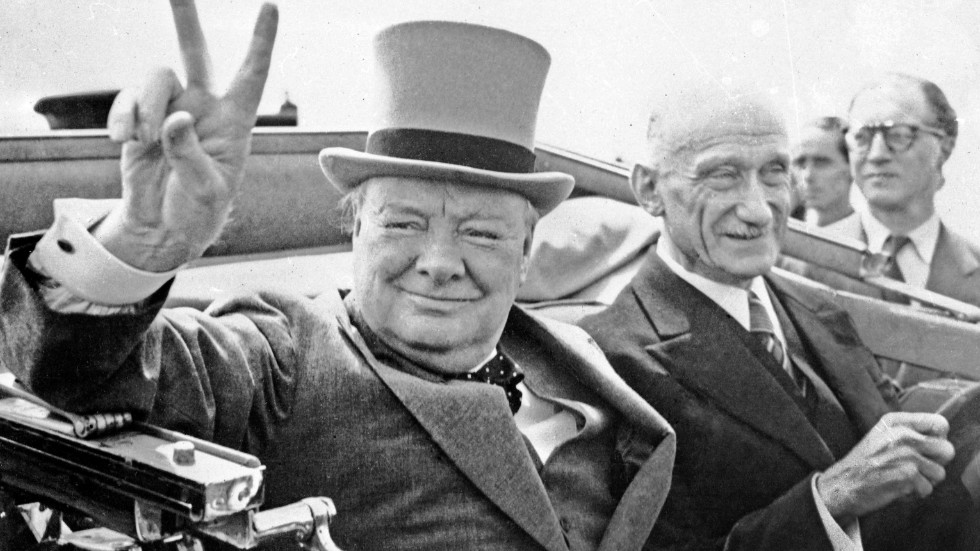 Storbritanniens premiärminister Winston Churchill kom med sitt berömda v-tecken att bli symbol för det brittiska motståndet under andra världskriget. Arkivbild.